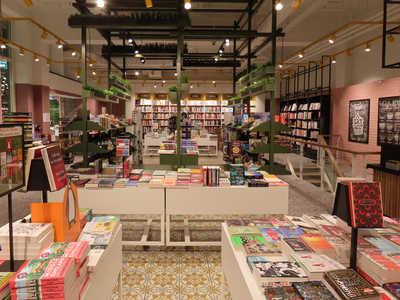 848877 Gezicht over de eerste verdieping van de nieuwe winkel van Broese Boekverkopers (Post Utrecht, Oudegracht 112b) ...
